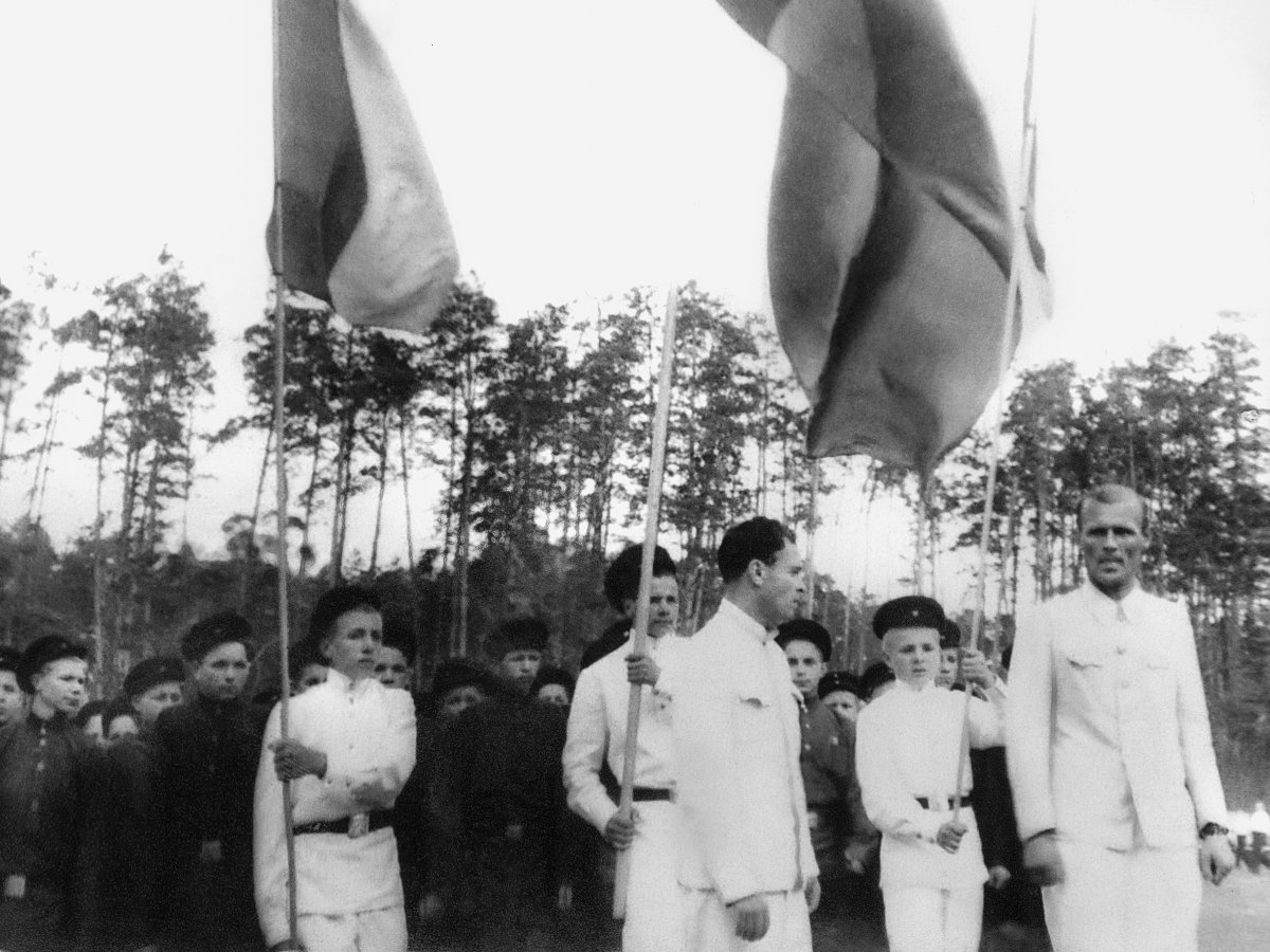 Папа во главе парада со своими воспитанниками.
